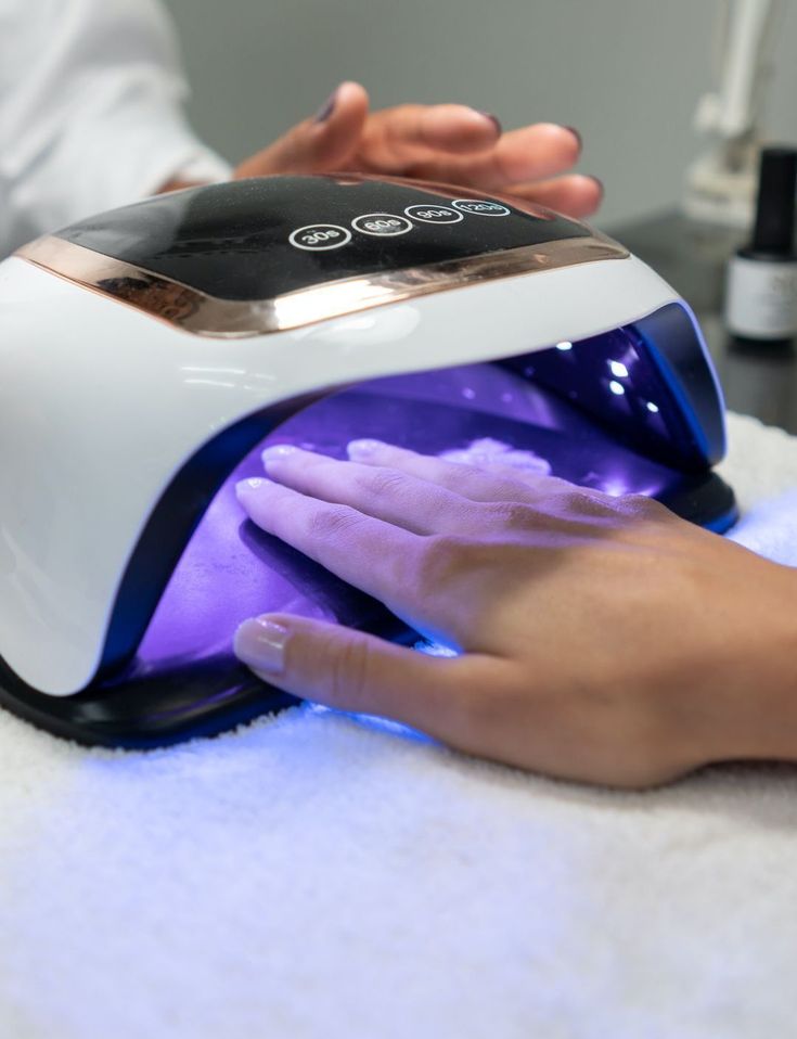 Epilation laser by sophie festre Pourquoi faut-il mettre de la crème solaire avant le vernis semi-permanent selon les médecins